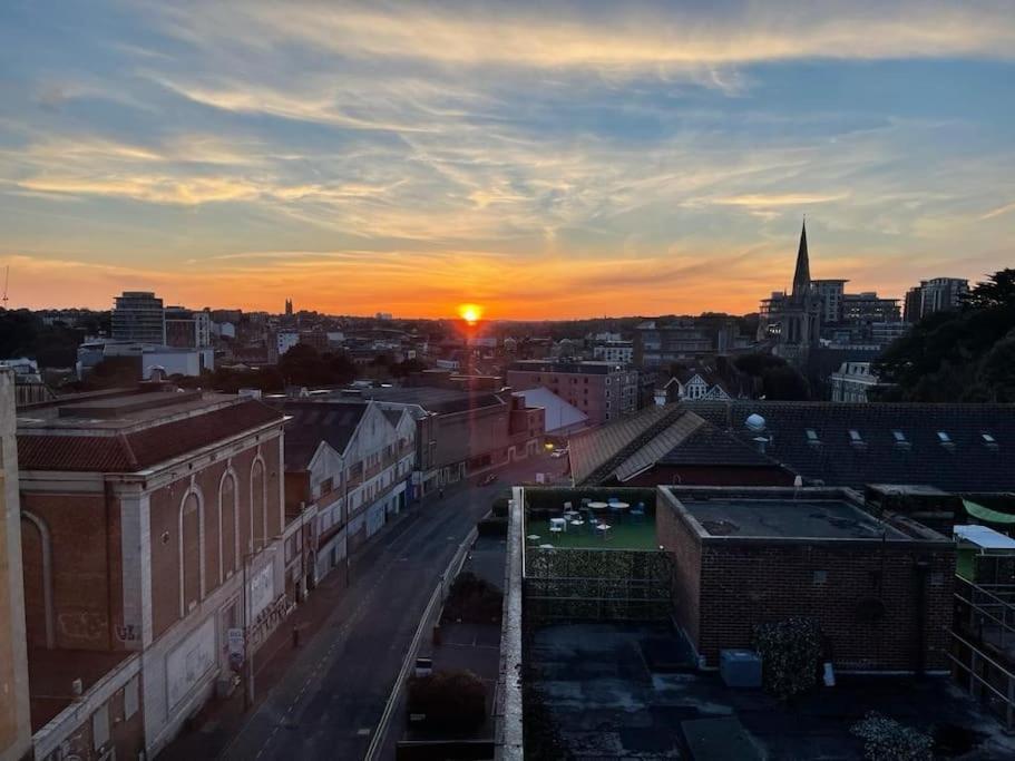 The Pad By The Beach Penthouse Apartment With Sunset And City Views Bournemouth Eksteriør billede